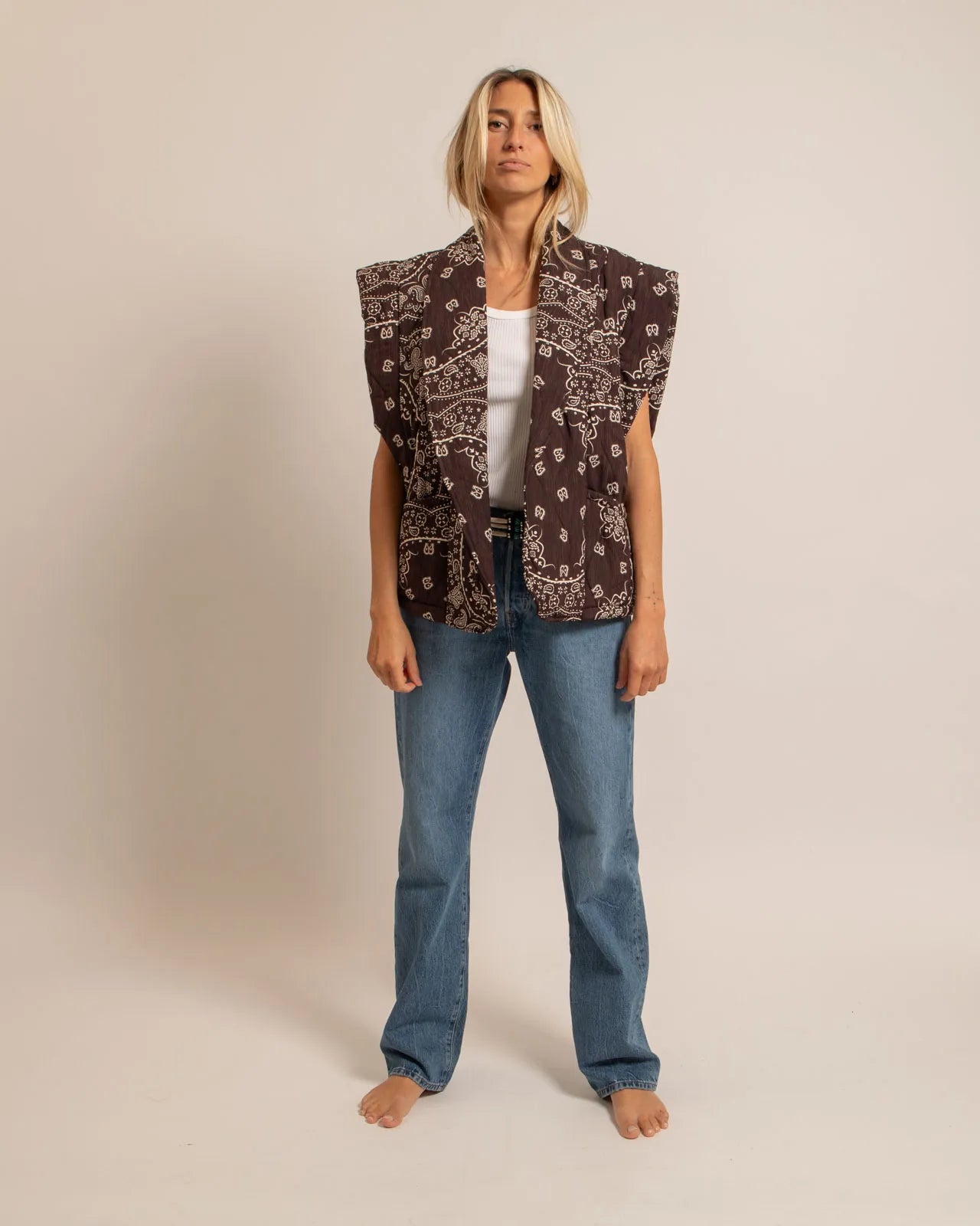 BROOKLYN6 SLEEVELESS VEST BANDANA PRINT CHOCOLATE