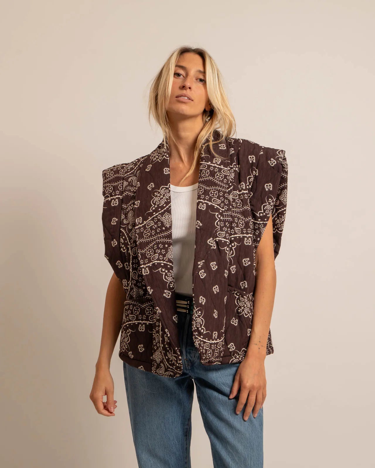 BROOKLYN6 SLEEVELESS VEST BANDANA PRINT CHOCOLATE