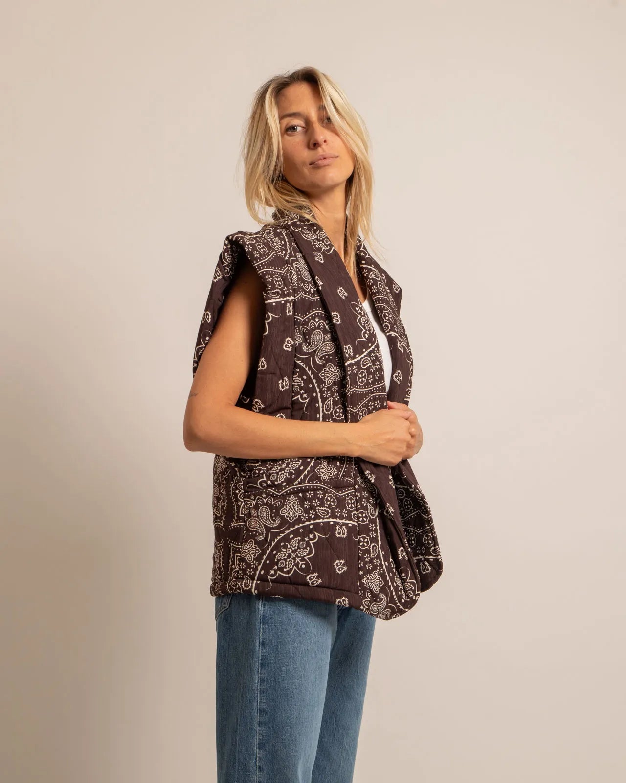 BROOKLYN6 SLEEVELESS VEST BANDANA PRINT CHOCOLATE