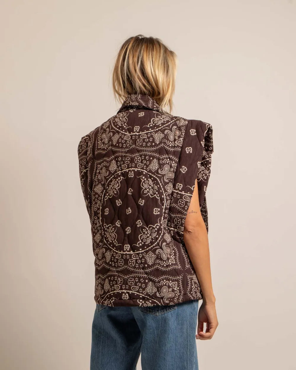 BROOKLYN6 SLEEVELESS VEST BANDANA PRINT CHOCOLATE