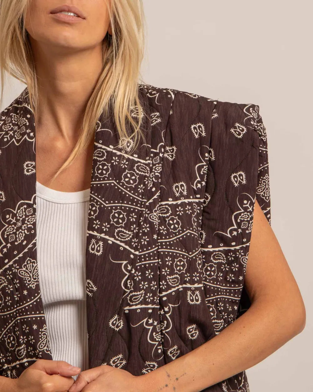 BROOKLYN6 SLEEVELESS VEST BANDANA PRINT CHOCOLATE