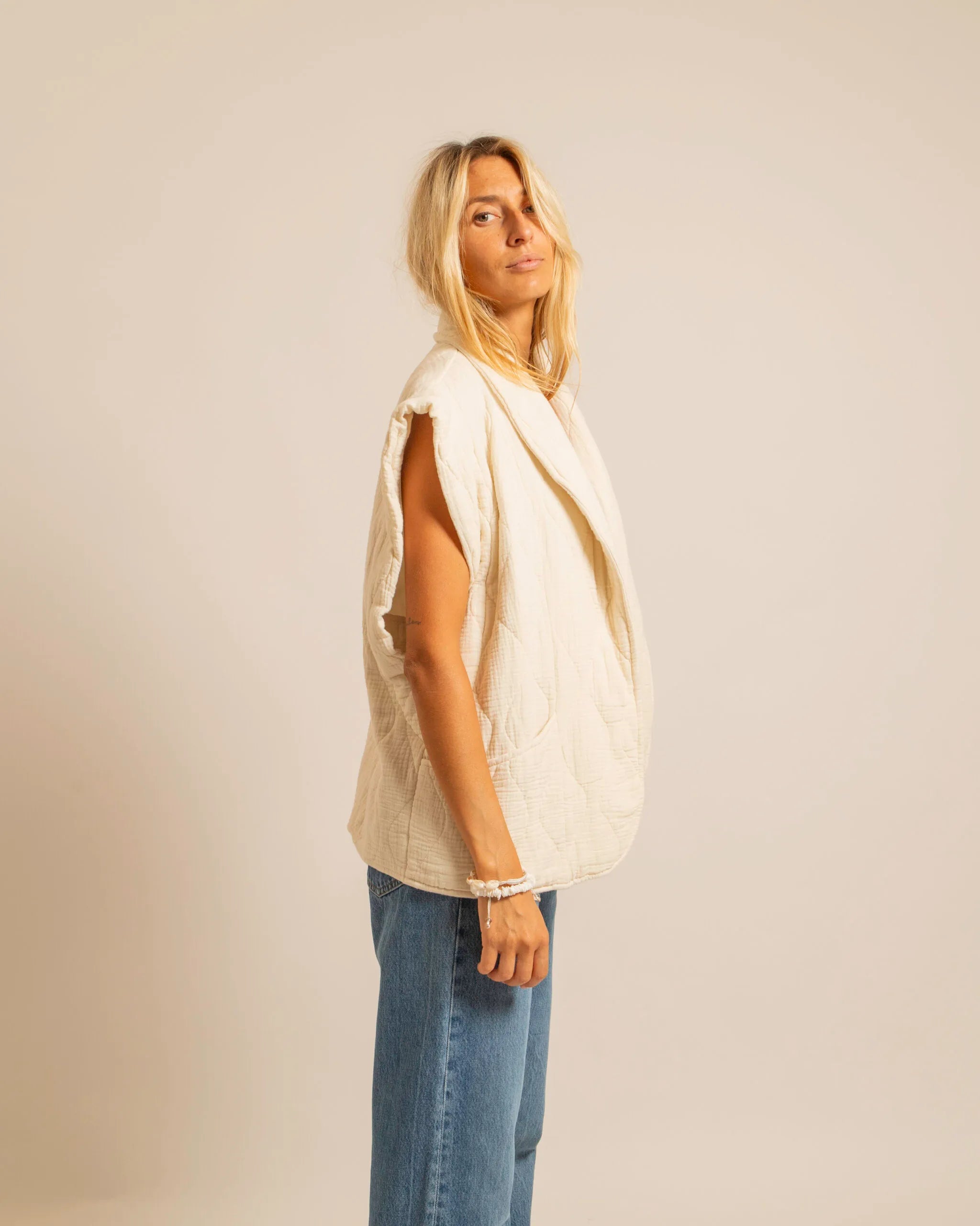 BROOKLYN1 SLEVELESS VEST PLAIN CREAM