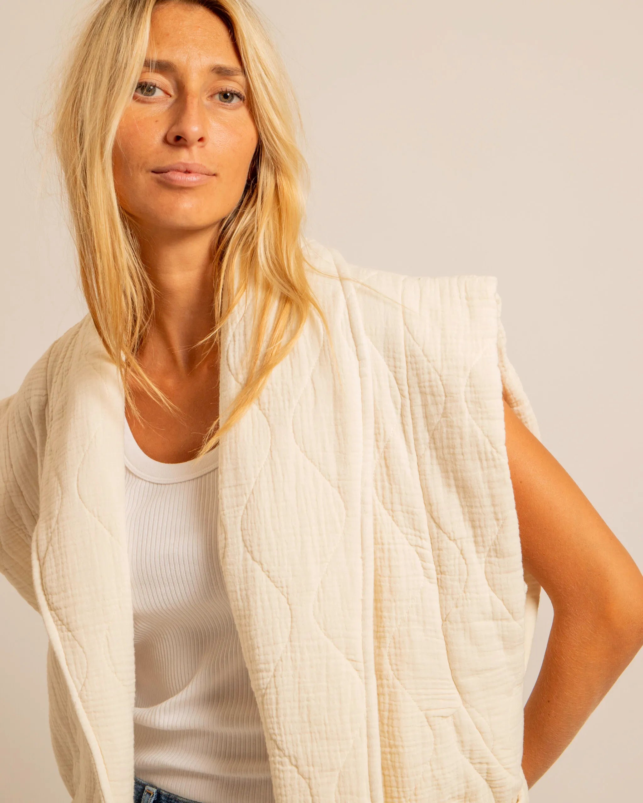BROOKLYN1 SLEVELESS VEST PLAIN CREAM