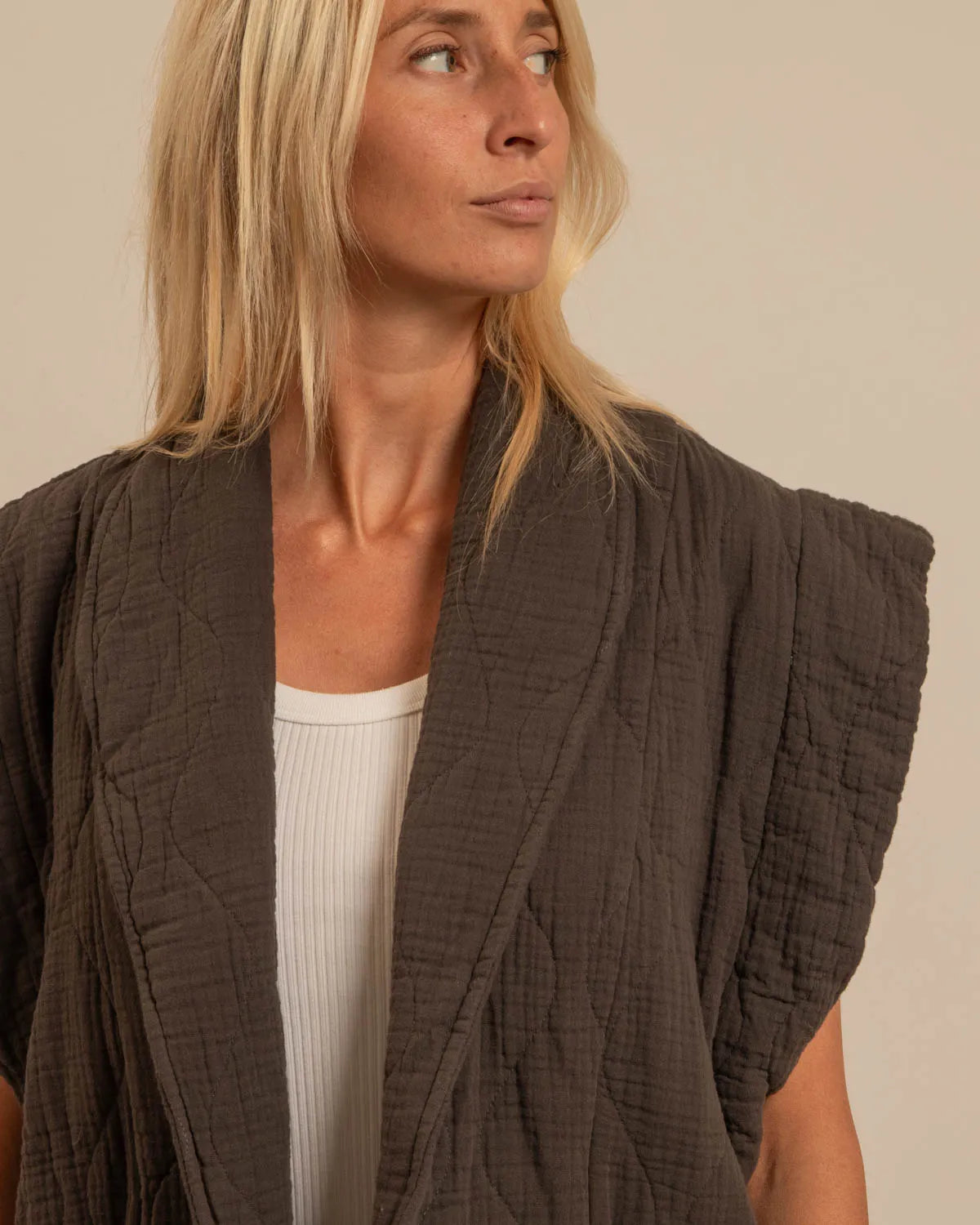 BROOKLYN1 SLEVELESS VEST PLAIN CHOCOLATE