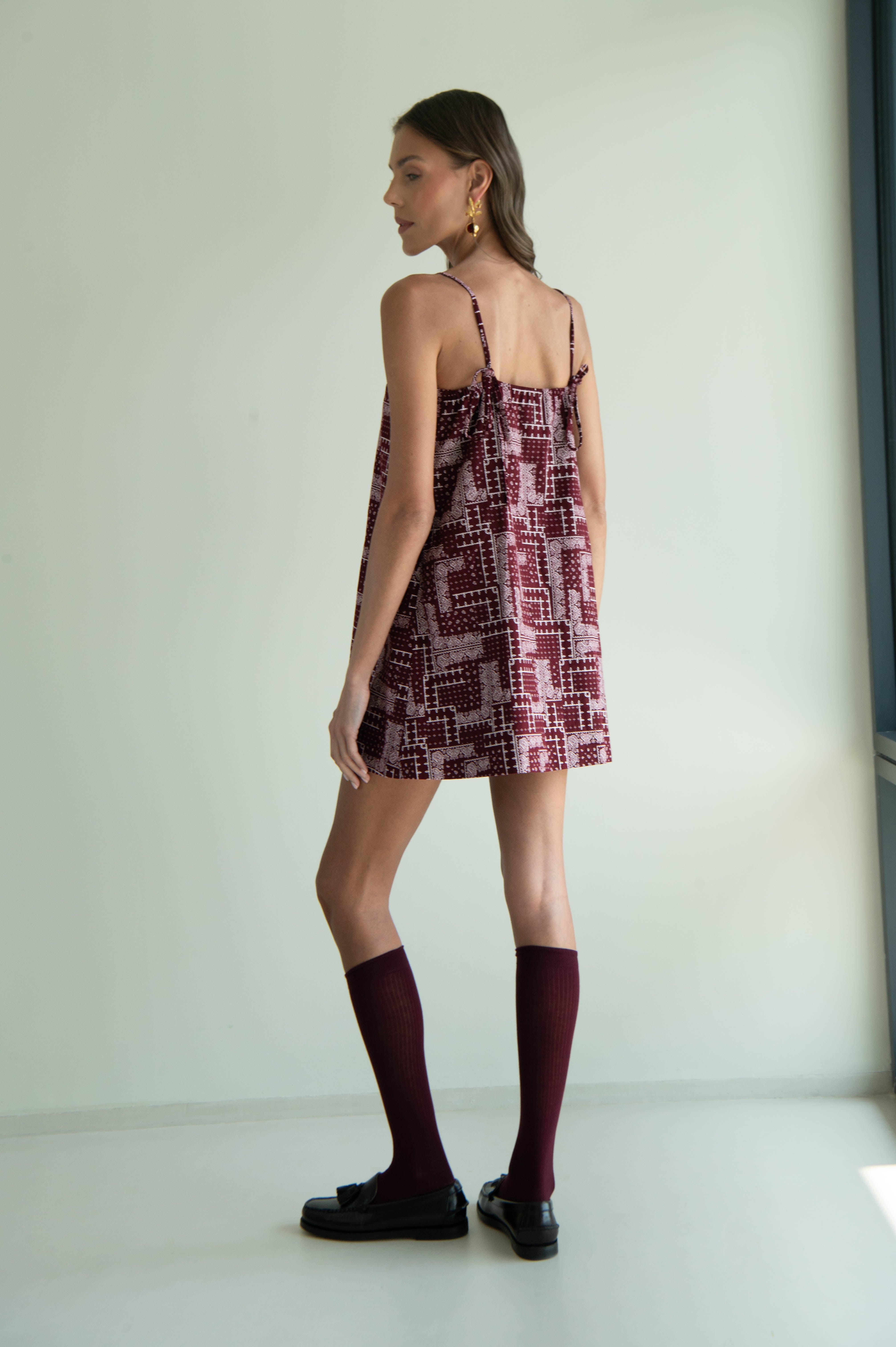 TINA BURGUNDY BANDANA PRINT SHORT DRESS