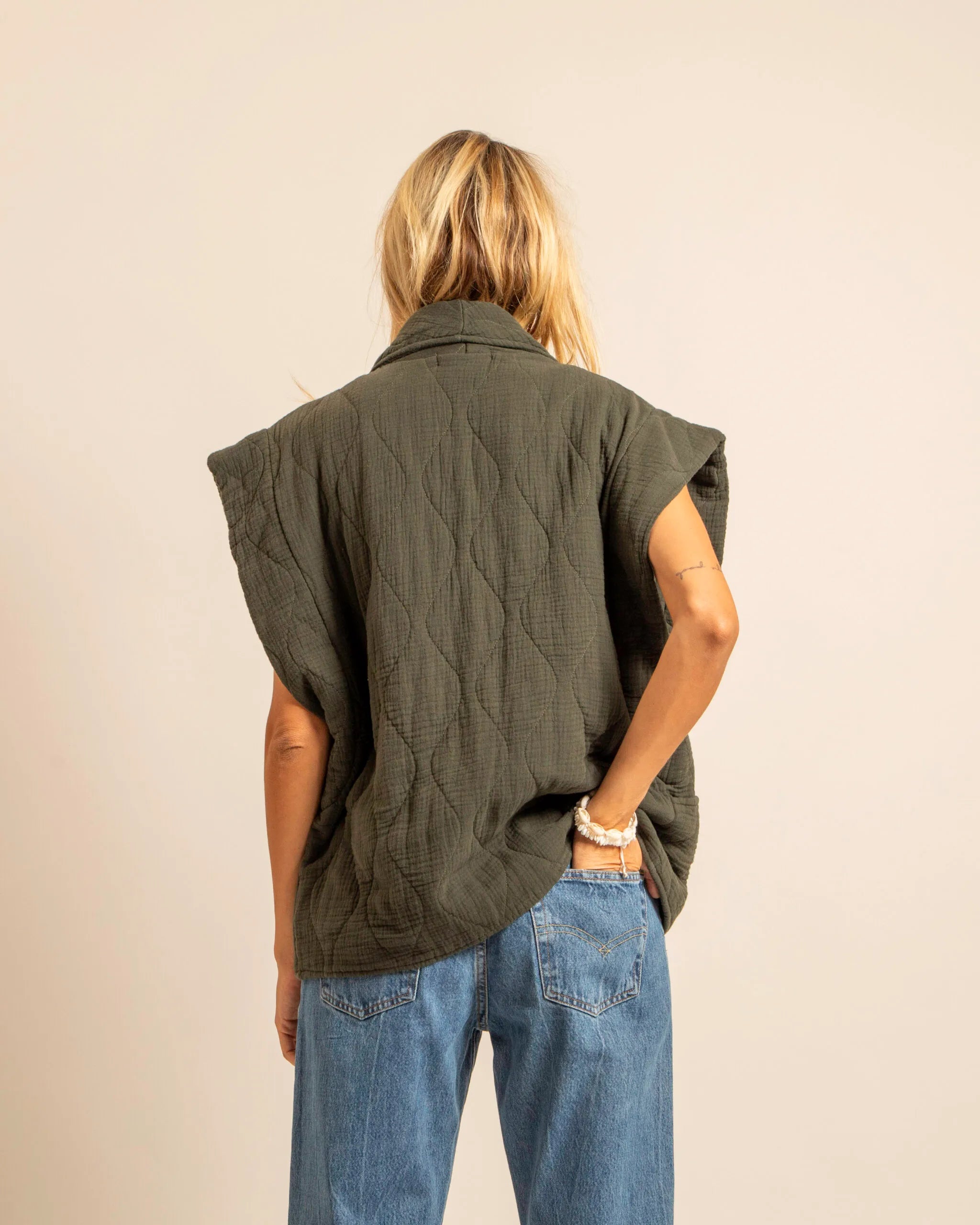 BROOKLYN1 SLEVELESS VEST PLAIN KAKI