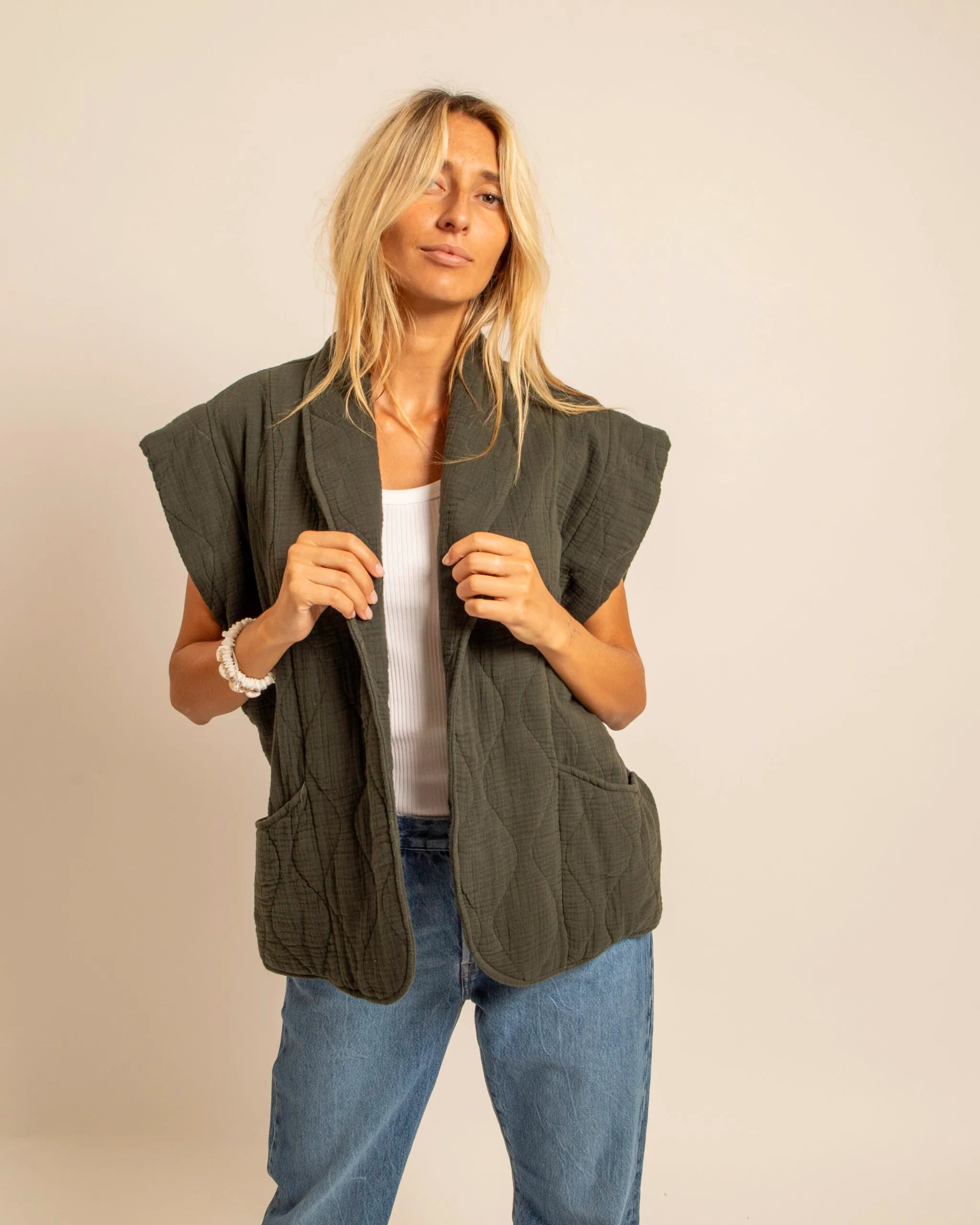 BROOKLYN1 SLEVELESS VEST PLAIN KAKI