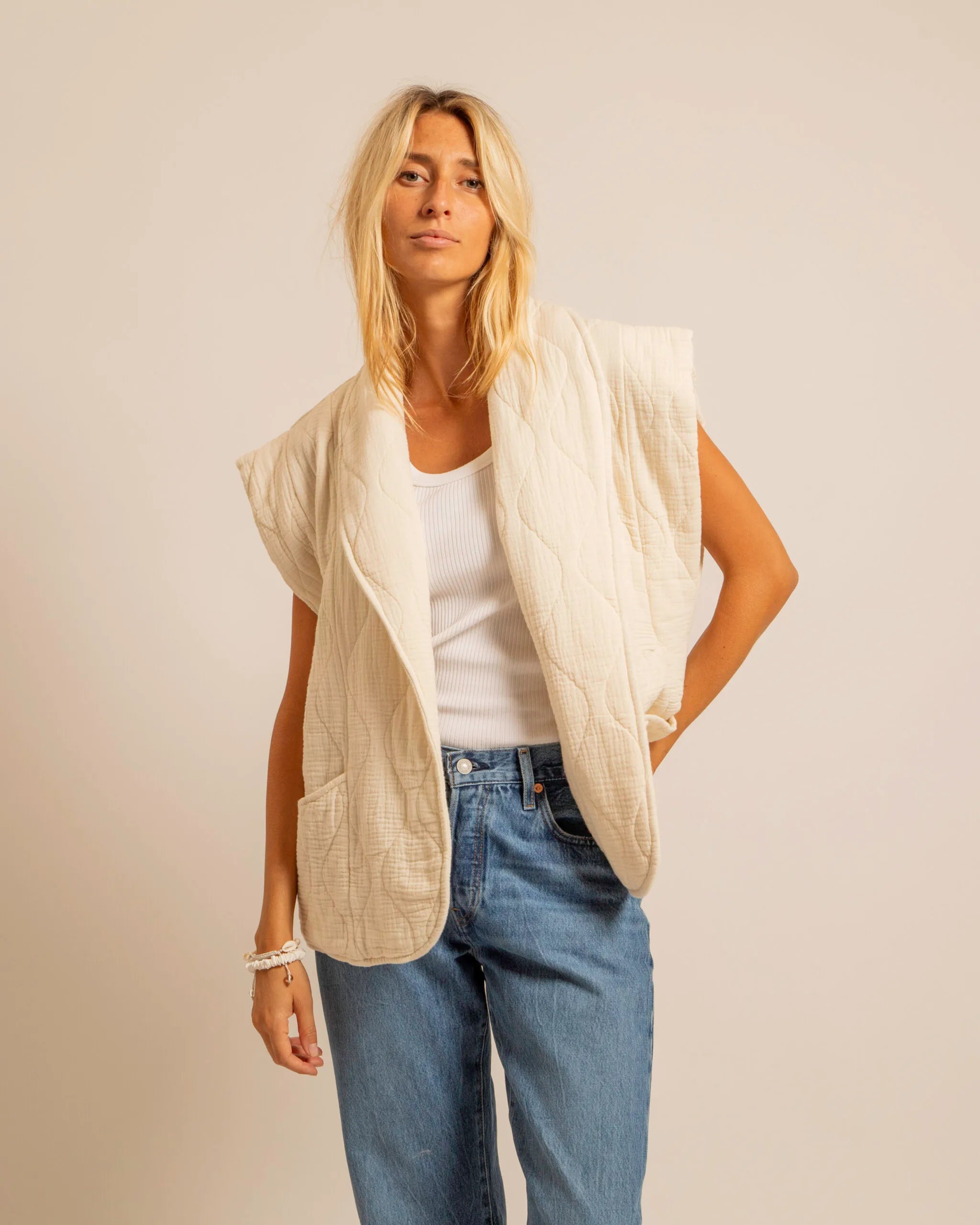 BROOKLYN1 SLEVELESS VEST PLAIN CREAM