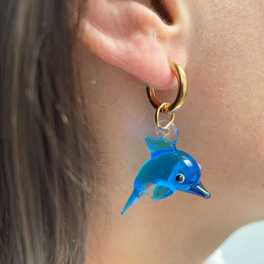 AMORI MORI GLASS DOLPHINE EARRINGS